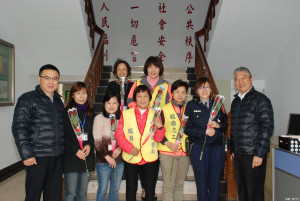 楊梅分局長翁群能(右一)，祝賀所屬女性員警及婦女志工，婦女節快樂。