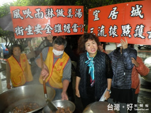 議員為華明關懷據點淋雨作飯不滿。林重鎣攝