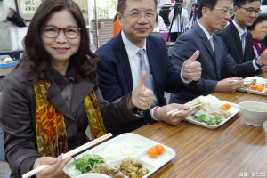 台南市政府社會局局長劉淑惠(左起).奇美醫學中心院長邱仲慶.台南市副市長張政源及新市區長照推動委員會主委邱保華區長一起響應共餐開張活動。