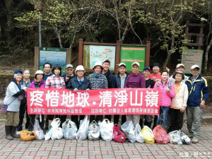 財團法人普寶環境保護基金會認養步道，進行步道淨山工作，同時宣導無痕山林觀念。（圖／東勢林區管理處提供）