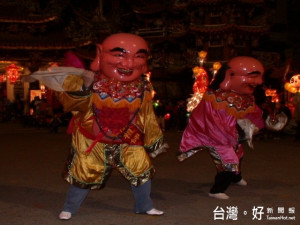 大甲媽祖神駕前五大陣團神偶，日來每至晚間，在大甲鎮瀾宮廣場

等地勵兵抹馬勤練步伐，準備參與媽祖九天八夜遶境進香，由於鑼鼓

喧天，增加地方上的熱鬧度。（記者陳榮昌攝）