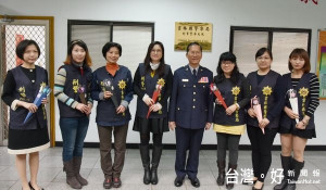 雲林縣警局長許錫榮親至各單位向女性同仁致意，並贈送巧克力玫瑰花，感謝其為警政工作的奉獻。（記者陳昭宗拍攝）