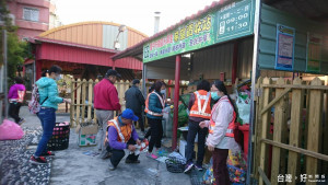 台中市府環保局在透過里辦公室開辦希望資收站，讓在地居民可以就近回收，又可以集點兌換生活日用品。