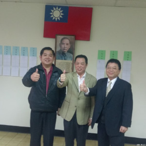 大溪區農會九日改選三巨頭，現任理事長謝昌明(中)、常務監事張世明(左)及總幹事張財旺都獲得當選與遴聘。(記者陳寶印攝)