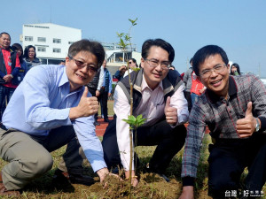 雲嘉南分署長柯呈枋(中)帶領同仁一同植樹，更陸續推出綠色職訓課程。

