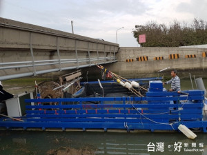 大安塭寮漁港每到大潮時，中、大型漁筏無法通過箱涵，九日市議員

吳敏濟協同官員會勘，漁民當場操作漁船，果然無法駛出海域。（記

者陳榮昌攝）
