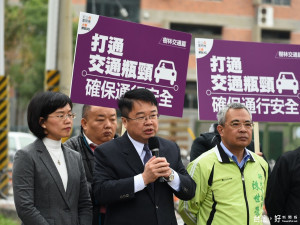 立委吳秉叡、蘇巧慧及陳世榮議員等關切樹林保安街二段的瓶頸道路遲未打通。（圖／記者黃村杉攝）