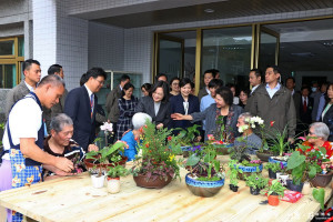 六龜區彌勒家園老人長照中心10日啟用，高雄市長陳菊陪同總統蔡英文、中央地方民代等親臨剪綵祝賀。（圖／記者郭文君攝）