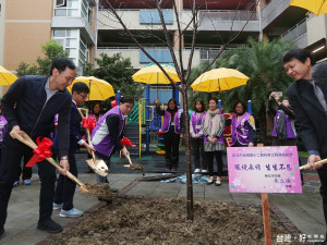 市長朱立倫 出席板橋國小校舍整建第 2 期工程落成啟用典禮，並與校長等共同栽植樹木。（圖／記者黃村杉攝）