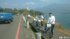 到日月潭騎乘自行車，要隨時注意自身安全。