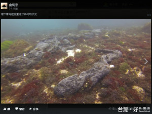 綠島鄉民俞明宏在臉書po文指出可疑船隻通過綠島，讓綠島北面的海岸線與海底都被重油汙染。（圖／翻攝俞明宏臉書）