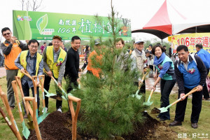 陳副縣長宋市長及來賓共同種樹護南投。（記者扶小萍攝）