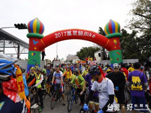 「2017萬眾騎BIKE 激進百里」單車活動，密密麻麻的腳踏車車潮從大

甲體育場出發，場面煞是壯觀。（記者陳榮昌攝）
