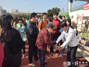 「106年北台中聯合贈苗活動」十一日上午假大甲體育場分發，索取

民眾大排長龍，場面十分熱絡。（記者陳榮昌攝）
