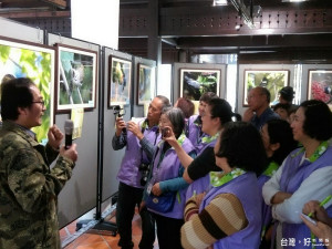 東勢客家文化園區舉辦鳥類攝影展，展出在地攝影家劉泰潭老師（左）三十幅精美的作品。（記者黃玉鼎攝）