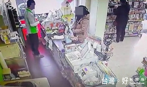 監視器清楚拍下洪女行竊及離去畫面，讓她百口莫辯坦承犯行。（記者陳昭宗拍攝）