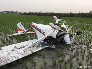 輕航機意外墜落埤頭鄉農田　造成機身斷成好幾截