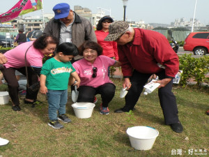 市議員李麗華和長者植樹。林重鎣攝