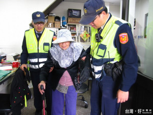 警方協助迷路老婦人。林重鎣攝