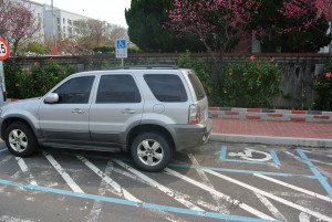 身心障礙者停車格遭違規佔用。（記者許素蘭／攝）