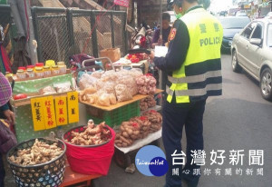 北港警分局進行取締攤販及清除路霸勤務作為，期能達到恢復市容、還路於民。（記者陳昭宗拍攝）