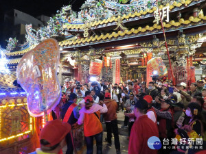 南瑤宮笨港進香神轎由市長邱建富掌轎，於廟前七進七出參拜北港媽後進入駐蹕。（記者陳昭宗攝）