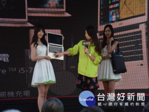 宏碁科技創新筆電Acer Swift 3，與宗教結合，大甲媽神話桌布及開機畫面，祈保信眾人人平安。（圖／陳榮昌攝）