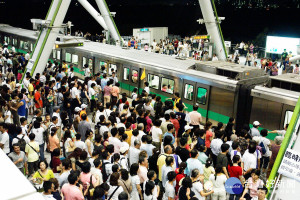 搖滾天團五月天高雄熱鬧開唱，高雄捷運公司將規劃更多人力及班次協助民眾搭乘。（圖／高雄捷運公司提供）