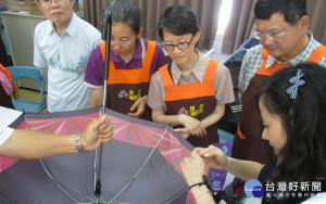 台中市府環保局開辦的維修咖啡館首度走進社區教居民修雨傘。