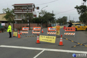 台南麻豆文瑞橋因施工改建而封橋，警方建議用路人改走替代道路。