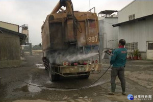 全民共同防止禽流感再在台南市發生，飼料車業者自行消毒運輸車輛。 