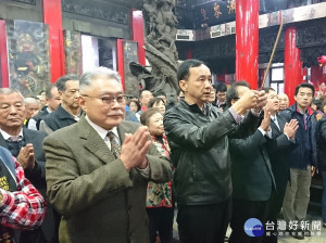 市長朱立倫專程到蘆洲區的湧蓮寺參拜祝壽，祈求市政順利。（圖／記者黃村杉攝）