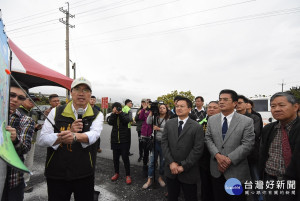 縣長魏明谷視察洋仔厝溪道路(北岸)拓寬工程-聽取工務處長林漢斌簡報。
