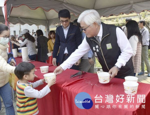 縣長李進勇、立委劉建國等與鄉親大啖國產雞肉美食，提升消費者對國產雞肉的信心及買氣。（圖／陳昭宗攝）