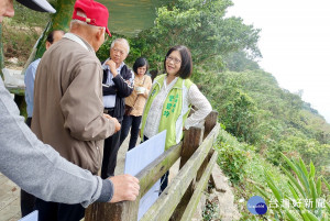 管碧玲先後前往旗山區的清水寺山坡地崩塌處，與七星里受損山路進行訪察。（圖／記者何沛霖攝）