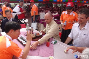 子龍國小校慶，外國籍家長親自泡茶請來賓喝。(記者/黃芳祿攝)