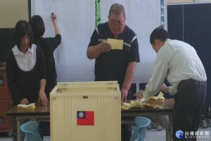 台南將軍區廣山投開票所開票情形。(記者/黃芳祿攝)