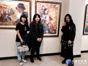 國立竹山高中美術班假南投文化局辦理第22屆畢業成果展，同學們開心與作品合照。