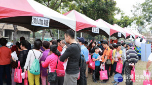 在新興區十一號公園除比賽外，場邊同時為社區民眾檢測血壓、血糖、骨質密度、另有衛教闖關顧健康長知識。（圖／記者何沛霖攝）