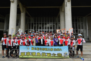 彰師大EMBA自行車環台1000公里挑戰，9天回到彰化縣政府廣場，縣長魏明谷出席勉勵，與團隊合照。