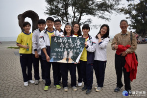 港明高中校長劉麟麟(右一為愛而淨、為海而鳴，帶領師生前往安平觀夕海灘淨灘。