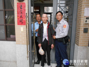 警方送迷路老翁回家。林重鎣攝