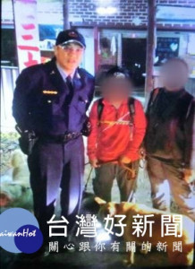 大溪警分局尋獲登山迷途的陳女及林女，兩女對警方感激不已。(記者陳寶印攝)