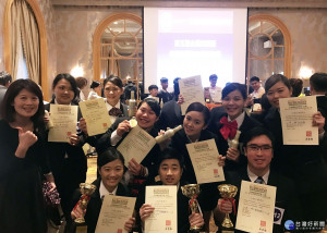 龍華科大師生參加2017年AWI第五屆全國校際盃年輕侍酒師精英賽總決賽，成績耀眼。第一排由右至左：黃宗城林陳進、許智婷。第二排由右至左：滿玉玲、蕭韻純、鄭羚巧、梁詩婕、楊于萱、賴薏如、指導老師謝美婷。