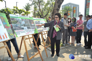 高雄市長陳菊率工務團隊前往中華路與五福路交叉路口視察。（圖／記者許凱涵攝）