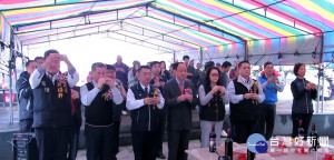 集義祠春祭祭典，管理人謝秀蓉(右三)，盛情邀請 新豐鄉長徐茂淦(右四)、湖口鄉長林志華(左三)、湖口鄉代會主席巫光生(右二)行春祭上香、獻花、獻果、獻酒儀程。
