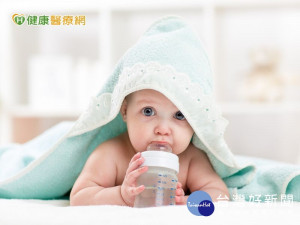 小baby可以喝水嗎？　營養師：吃副食品時再開始