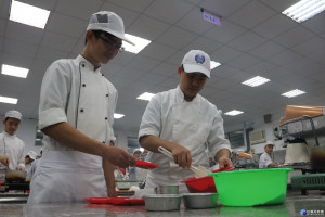 弘光科大食品科技系進修部大四學生曾新祐、林家洋、王長麟三位同

學，一邊上課，一邊上班的挑戰自我，順利考取中式麵食乙級證照。

（記者陳榮昌攝）