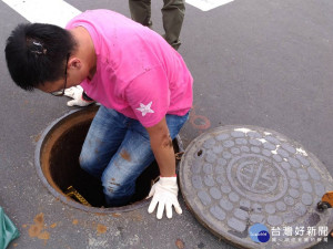 稽查人員逐一掀開人孔及水溝蓋查核，終於查獲污染重油來自老協珍食品廠。（圖／環保局提供）