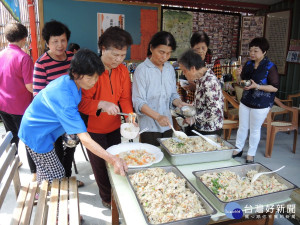 紓解高麗菜滯銷困境　田中農會烹炒高麗菜飯與民共享